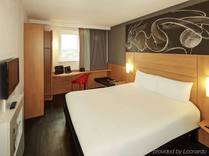 Отель Ibis Bordeaux Lac Экстерьер фото